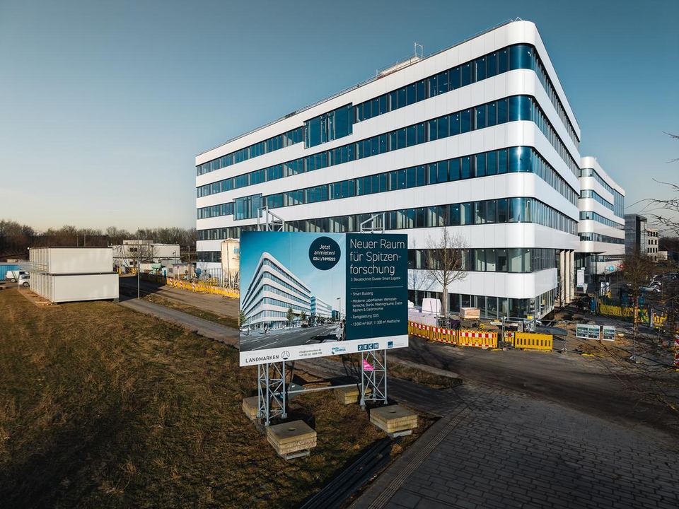 Neubau eines Bürogebäudes mit Bauschild bei Fertigstellung, Landmarken AG in Aachen