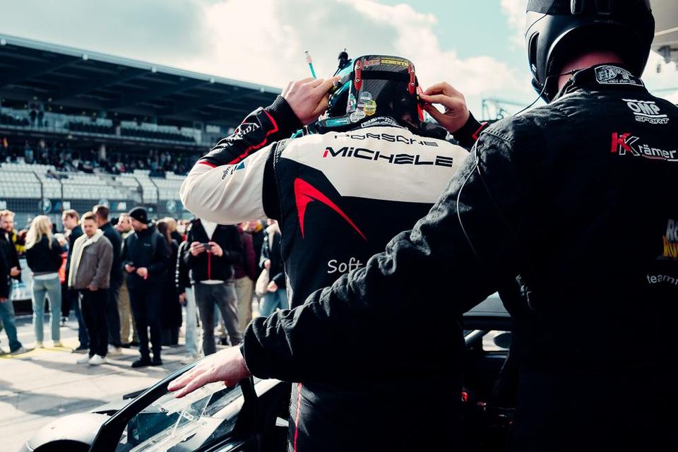Rennfahrer setzt in der Boxengasse den Helm auf, Nürburgring