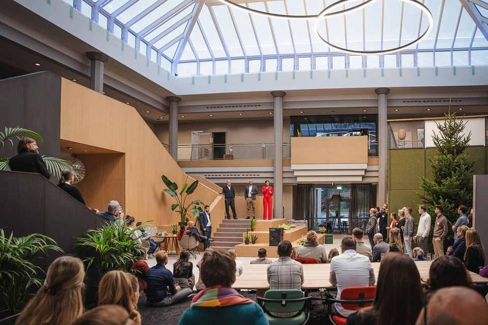 Gäste eines Firmenevents der Landmarken AG im Atrium