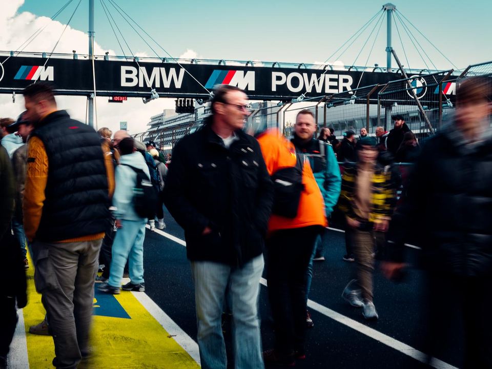 Zuschauer gehen über die Startaufstellung am Nürburgring, Bewegungsunschärfe
